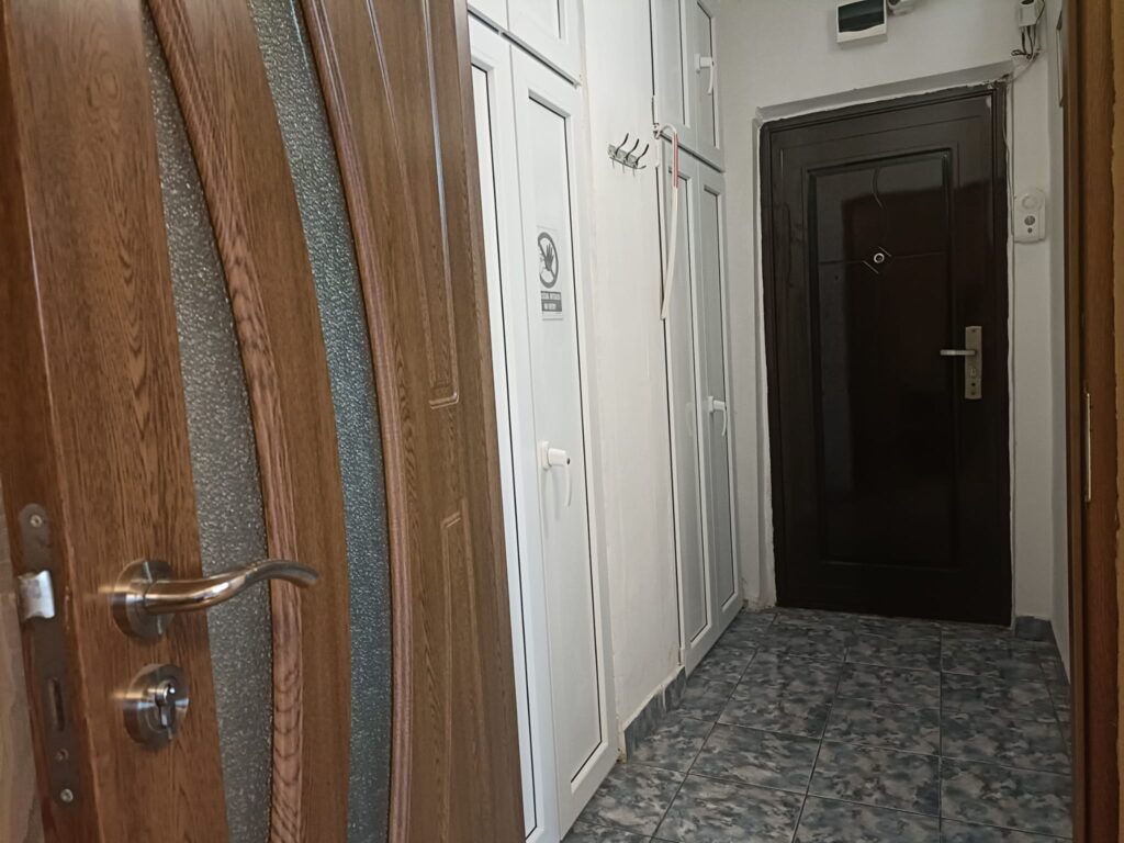 Intrare garsoniera semidecomandata Craiova